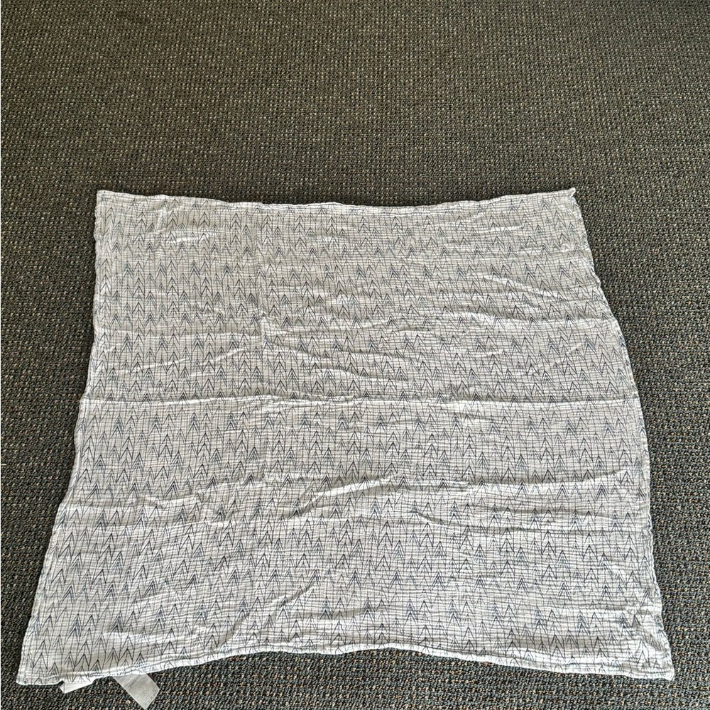 White and blue‎ baby blanket